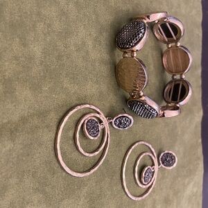 Bracelet and earrings set.